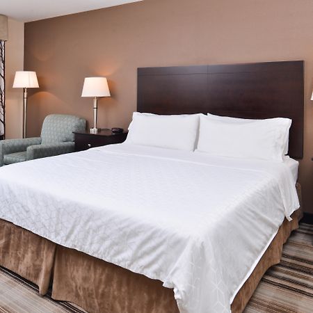 Holiday Inn Express & Suites Emporia Northwest By Ihg Exteriér fotografie